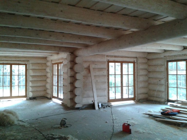 dom z bali drewnianych okraglych - salon