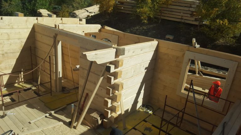 budowa domu z bali plaskich