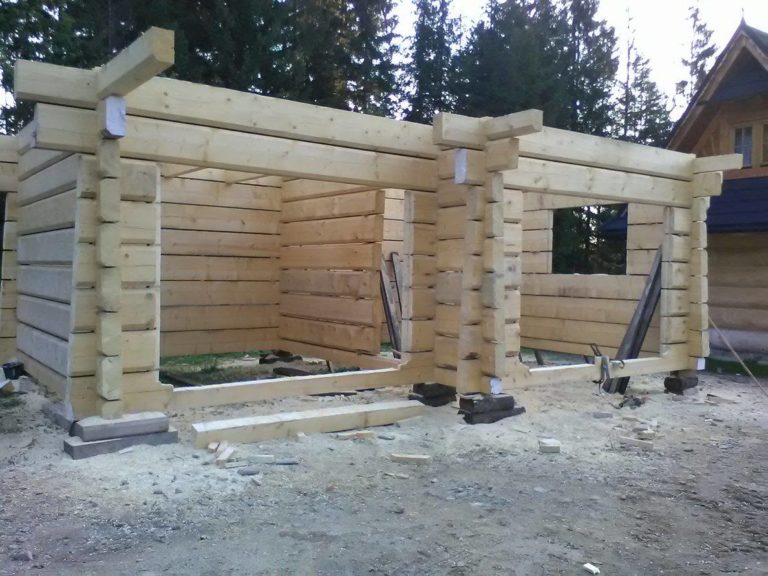 garaz z bali drewnianych - konstrukcja scian zewnetrznych