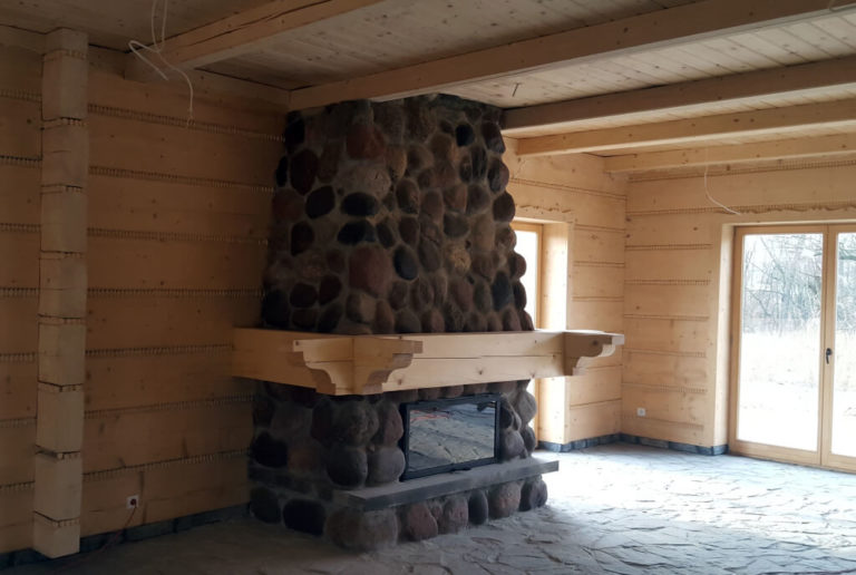 kominek kamienny w domu z bali płaskich