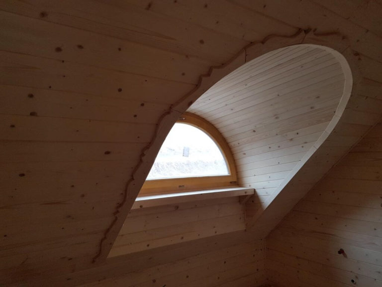 dom z bali drewnianych - okno polokragle na poddaszu