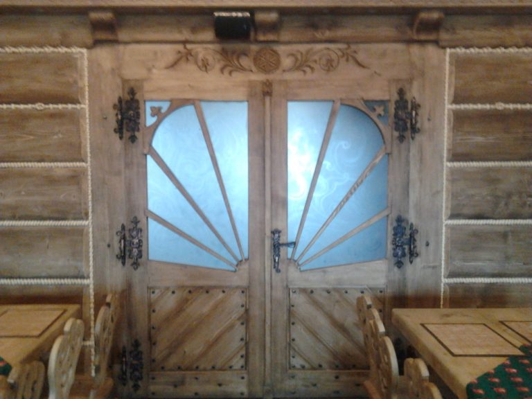 drzwi drewniane z szybą