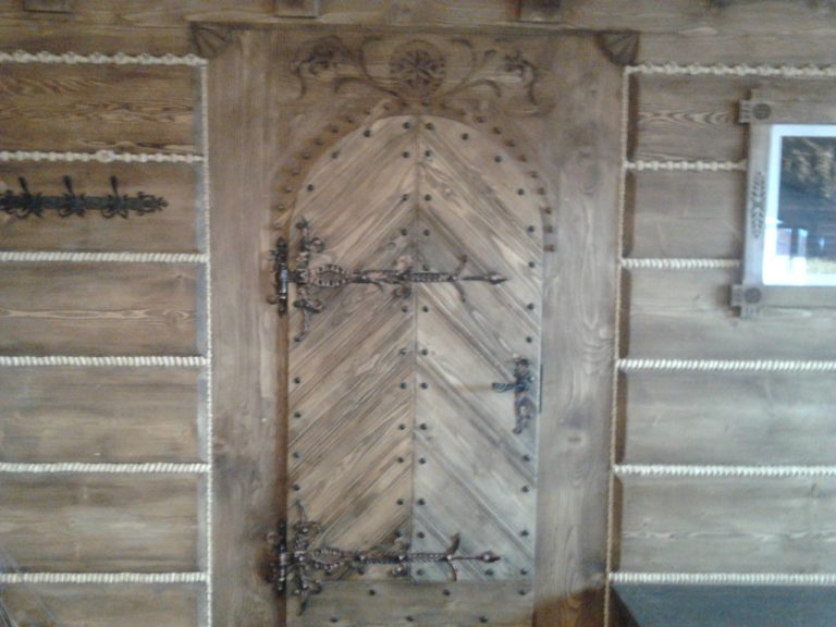 drewniane drzwi wejsciowe do goralskiej karczmy