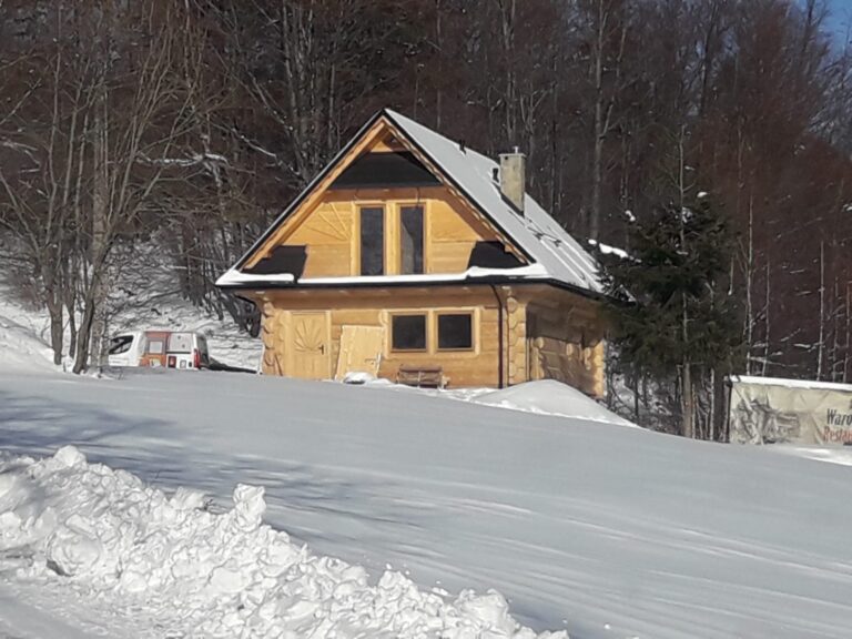 dom góralski w śniegu